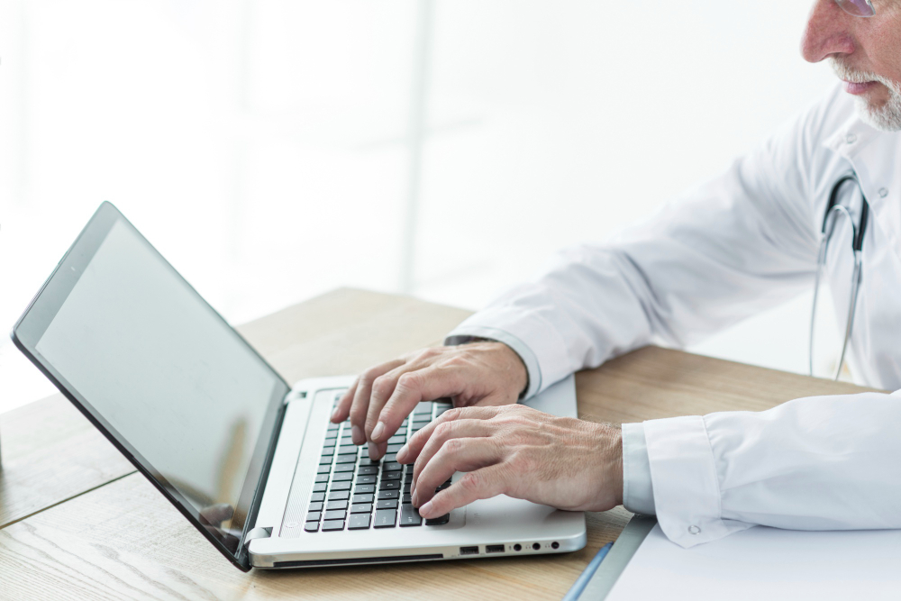 Médico moderno trabajando